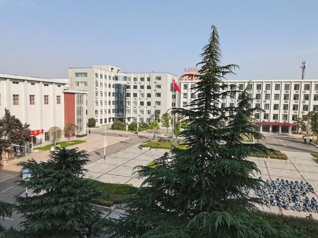 扯出薄膜校长：不是塑料是防风防水的九游会网址是多少170元冬季校服(图2)