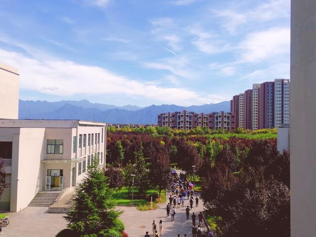 扯出薄膜校长：不是塑料是防风防水的九游会网址是多少170元冬季校服(图3)