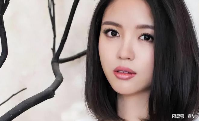 门怀孕6个月上春晚站C位真人生赢家九游会J9艳压奚梦瑶拒嫁30亿豪(图2)