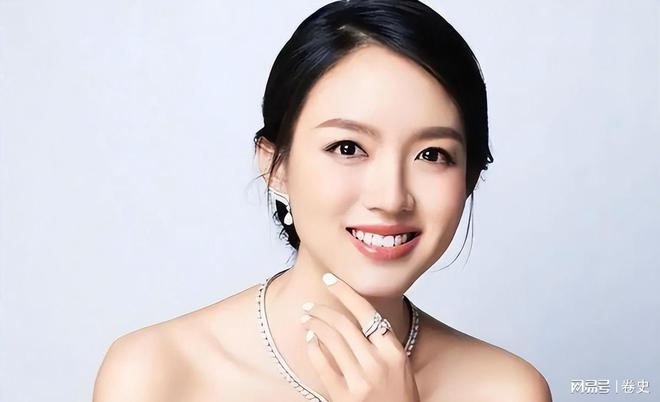 门怀孕6个月上春晚站C位真人生赢家九游会J9艳压奚梦瑶拒嫁30亿豪(图7)