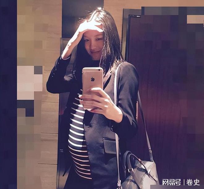 门怀孕6个月上春晚站C位真人生赢家九游会J9艳压奚梦瑶拒嫁30亿豪(图18)